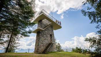 Aussichtsturm Gaflei in Liechtenstein mit Steinmauer, Wendeltreppe und Plattform – beliebtes Wanderziel mit Panoramablick.