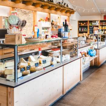 Moderner Verkaufsraum des Hofladen Bangshof in Liechtenstein mit regionalen Produkten wie Käse, Joghurt und Obst.