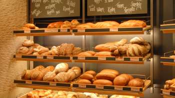 Gefülltes Regal mit Broten und anderen Köstlichkeiten in der Bäckerei Konditorei Amann