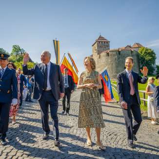 Fürstliche Familie und Gäste beim Staatsakt 2024 in Liechtenstein vor dem Schloss Vaduz