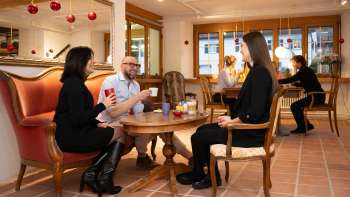 Drei Personen im Keramikcafé in Liechtenstein bei Kaffee und Tee in gemütlicher Lounge-Atmosphäre.