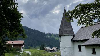 Kapelle von hinten, daneben der Malbunbach