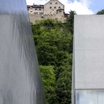 Kunstmuseum Liechtenstein mit Hilti Art Foundation vor Schloss Vaduz 