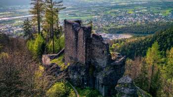 Burg Schalun aus der Vogelperspektive, mit Blick über das Rheintal im Hintergrund