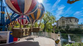 Detailaufnahme der Liechtenstein-Themenfahrt im Europa-Park – bunte Ballons vor Fachwerk-Kulisse bei Sonnenschein