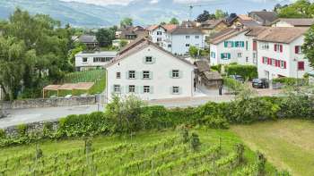 Aussenansicht der restaurierten Hofstätte