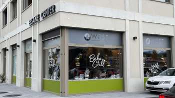 Außenansicht der Bäckerei Wüst in Eschen mit großen Schaufenstern und moderner Beschriftung