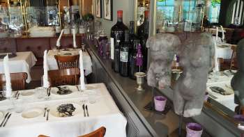 Innenaufnahme des Ristorante Cesare mit gedeckten Tischen und weiteren Dekorationen