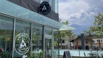 Aussenansicht des American Bagel & Coffee Co. mit Blick auf die Terrasse 