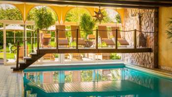 Poolbereich mit Liegestühlen im Park Hotel Sonnenhof