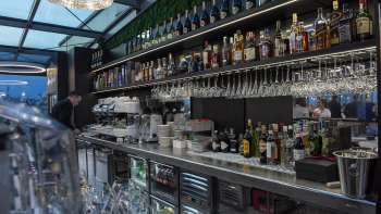 Nahaufnahme der stylischen Bar im Casino Royal Restaurant mit einer breiten Auswahl an Getränken und modernem Design.