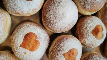 Bild von oben von feinen Krapfen