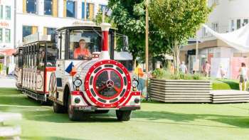 Der Citytrain fährt durch die Fussgängerzone von Vaduz