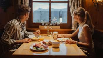 Frühstücken im Hotel Oberland mit Blick auf das Rheintal