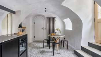 Eingang der Ferienwohnung mit rundem Esstisch und Küchenzeile