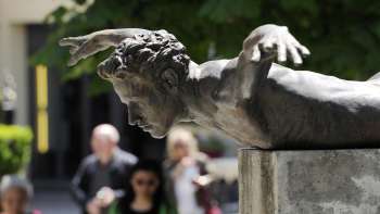 Bronzeskulptur Phoenix von Doris Bühler in Vaduz, ein menschlicher Körper in Flughaltung auf Sockel montiert.