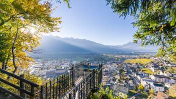Blick von der Aussichtsterrasse über das sonnige Rheintal und die Stadt Vaduz.