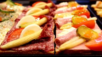 Belegte Brote mit Wurst, Käse, Ei und Gemüse in der Balu Konditorei-Vitrine