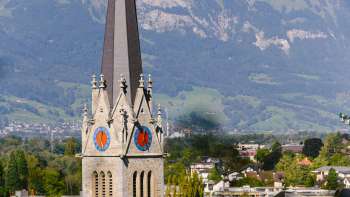 Blick auf die Kathedrale St. Florin in Vaduz mit Bergen im Hintergrund