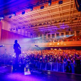 Konzert von Silbermond beim FL1.Life Festival im SAL in Schaan mit begeistertem Publikum und stimmungsvoller Bühnenbeleuchtung