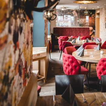 Weitwinkelaufnahme des PUR Restaurant & Bar mit einladendem Ambiente und liebevollen Details.