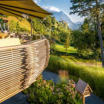 Abendsonne auf der Terrasse des Park Hotel Sonnenhof in Liechtenstein, mit Blick auf Schloss Vaduz und malerische Alpenlandschaft
