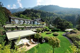 Exklusives Parkhotel Sonnenhof in Vaduz mit Gartenanlage und Bergkulisse