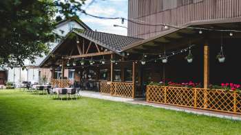 Grosszügige Terrasse des Bangshof mit Holzelementen und gemütlicher Atmosphäre