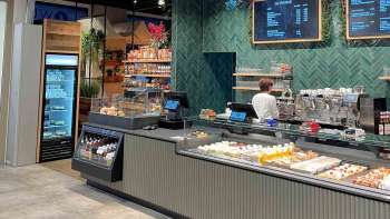 Moderne Theke mit digitaler Anzeigetafel und köstlichen Snacks