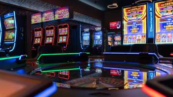 Blick in den modernen Automatenbereich des Casino Admiral Triesen mit bunt beleuchteten Spielautomaten.