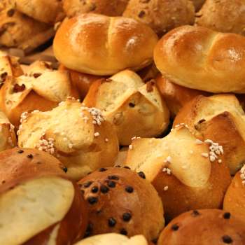 Frisch gebackene Brötchen und süße Backwaren in der Auslage der Balu Bäckerei