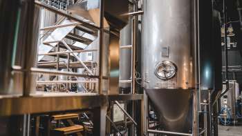 Grosser Edelstahltank und Brautechnik im Produktionsbereich des Liechtensteiner Brauhauses