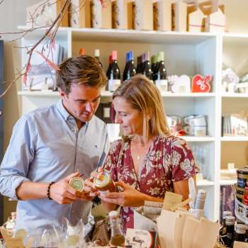 Ein Paar entdeckt regionale Spezialitäten im Hoi-Laden in Vaduz – authentische Produkte aus Liechtenstein hautnah erleben.