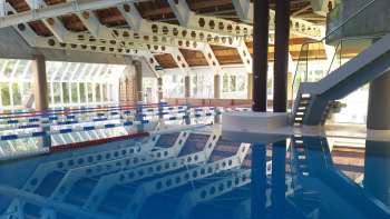 Blick auf das blaue Schwimmbecken im Hallenbad Eschen