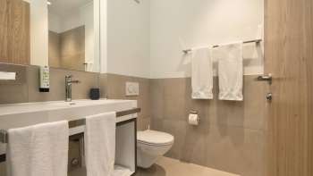 Modernes Badezimmer im b_smart motel