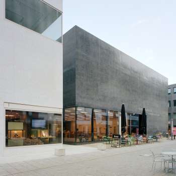 Außenansicht des Kunstmuseums Liechtenstein mit moderner Fassade und Caféterrasse in Vaduz.
