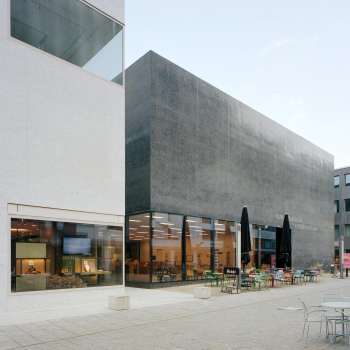 Außenansicht des Kunstmuseums Liechtenstein mit moderner Fassade und Caféterrasse in Vaduz.