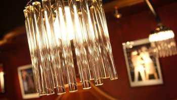 Nahaufnahme eines modernen Kronleuchters mit stilvoller Lichtstimmung