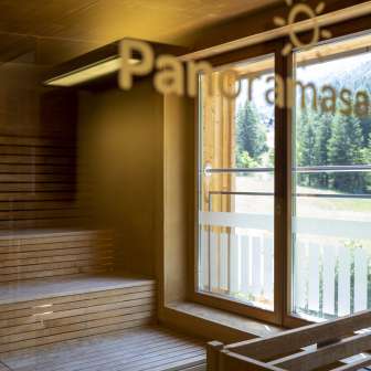 Sauna mit Blick auf die Berge im JUFA Hotel Malbun – entspannen mit Aussicht auf Natur und Wald