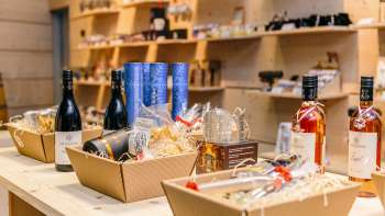 Präsentkorb mit Wein, Honig und Delikatessen aus Liechtenstein im Liechtenstein Center.