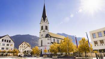 Kirche St. Martin mit Pfrundbauten links daneben