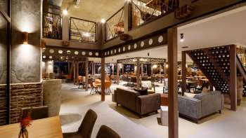 Eleganter Lounge-Bereich mit modernem Design, stilvollen Sitzgruppen und offener Galerie im ESSwerk