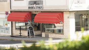 Außenansicht des Restaurants Made in Italy mit markanter roter Markise in Vaduz.
