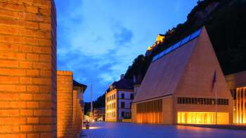 Beleuchtetes Landtagsgbäude in der Abenddämmerung in Vaduz