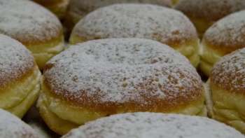 Detailaufnahme von Krapfen mit Staubzucker 
