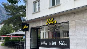 Aussenansicht des Restaurants Vibes mit Terrasse