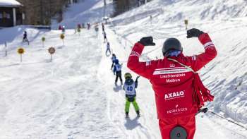 Skikurs im malbi-park in Malbun mit bunten Helmen und engagierten Lehrpersonen – sicheres Lernen in kindgerechter Umgebung