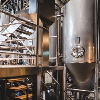 Grosser Edelstahltank und Brautechnik im Produktionsbereich des Liechtensteiner Brauhauses