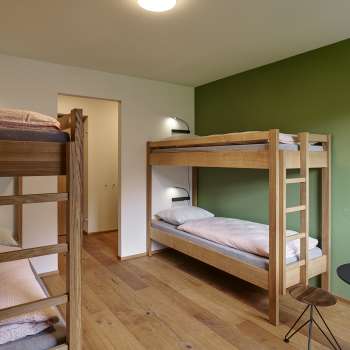 Vierbettzimmer mit Etagenbetten und Holzboden in der Jugendherberge Schaan/Vaduz