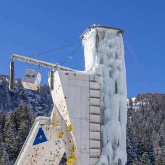 Vereister Kletterturm mit Seilen und Griffen im verschneiten Malbun – beliebte Winterattraktion für Kletterfans in Liechtenstein.